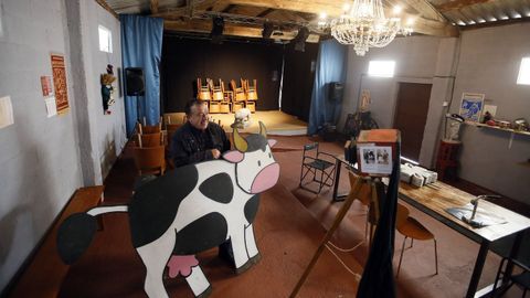 <span lang= gl >O actor Pepe Penabade, na antiga corte de vacas que reconvertiu en teatro para dinamizar e impulsar a cultura na sa aldea natal de Cabanas, no Vicedo</span>