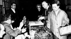 Novo Freire, votando en las elecciones auton�micas de 1981