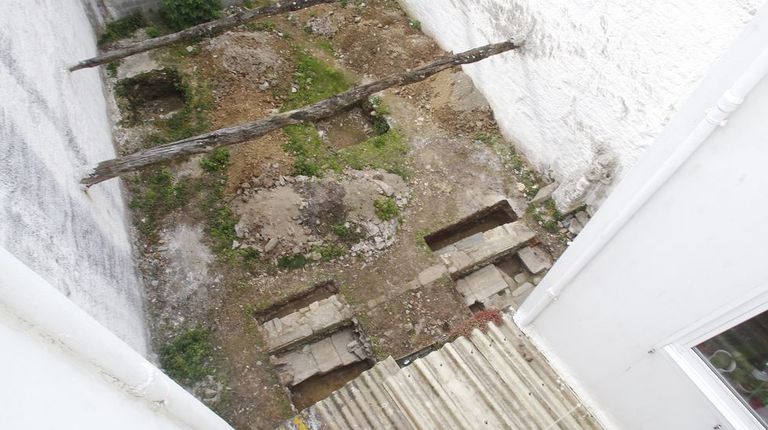 Aparecen los primeros restos de la muralla medieval de Ferrol