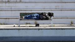 Una persona sin hogar duerme en un parque de Barcelona