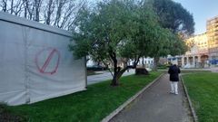 En la carpa del parque de San Francisco se hicieron pintadas con la se�al de prohibido