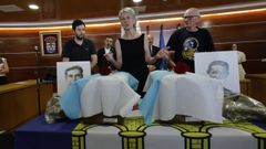 Los restos de los guerrilleros antifranquistas Jos&eacute; Gal&aacute;n &laquo;Dereito&raquo; y Manuel Ramiro Souto&nbsp;en el sal&oacute;n de plenos de Culleredo, en el homenaje antes de su traslado a Almeiras.