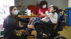 Sabela, de 16 a�os, haci�ndose entender con un comunicador auditivo que recoge lo que ella est� pensando y sintiendo y lo traduce a voz. 