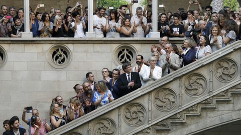 El 28 de septiembre Carles Puigdemont recibi� en el Palau a los representantes de la comunidad educativa dispuestos a abrir colegios el domingo y a los que anim� a no �retroceder ni un mil�metro en derechos fundamentales�, aunque dej� claro que es el Govern quien asume la responsabilidad del 1-O.