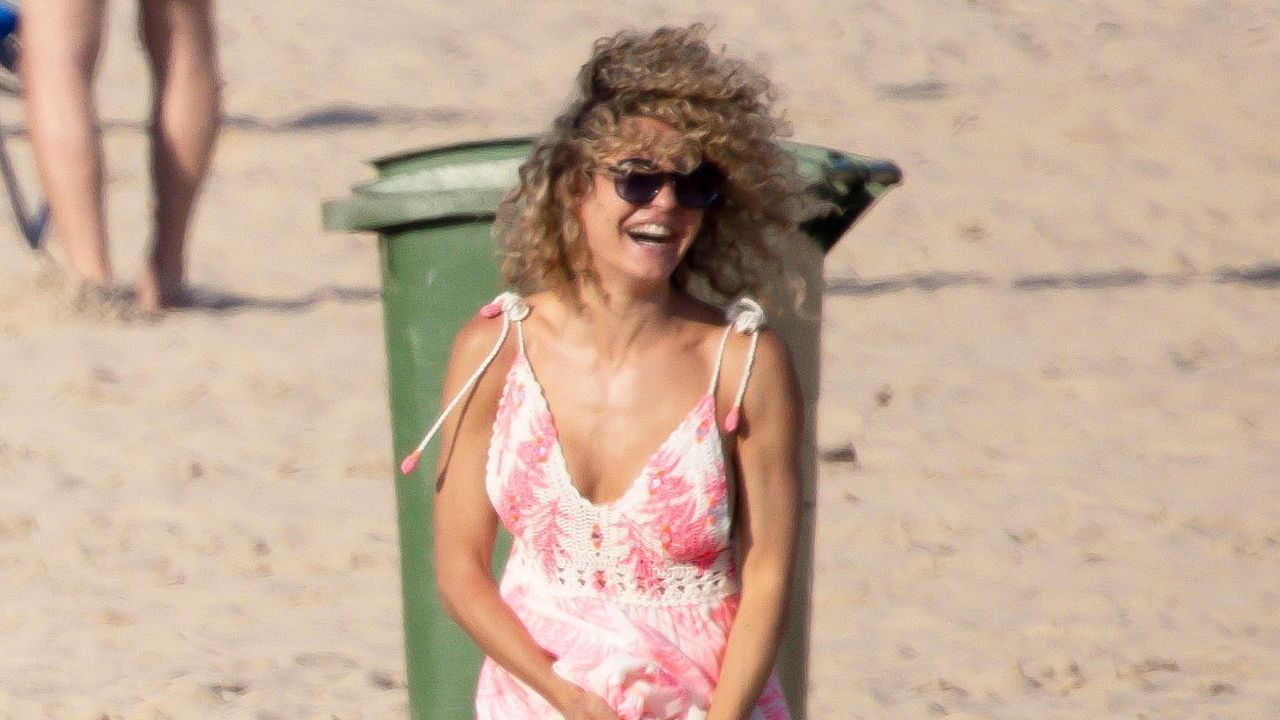 Sheila Casas recupera la sonrisa junto a su familia en la playa