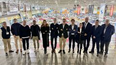 Los representantes de las marcas que participan en el sal�n del veh�culo de ocasi�n posaron en una foto de familia, junto al gerente de Expourense