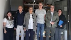 El delegado de la Xunta, Manuel Pardo, segundo por la derecha, en la Panader&iacute;a Panal&eacute;n de Ramir&aacute;s, con miembros de la empresa, la alcaldesa de Ramir&aacute;s y el regidor de Cartelle.