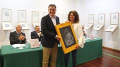 O conselleiro de Cultura entregou � neta de Colmeiro unha edici�n especial dos gravados que compo�en a mostra.