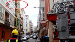 Intenta tirarse desde el balc�n de una pensi�n en Ferrol