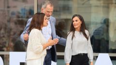 La alcaldesa con los reyes de Espaa durante la visita que realizaron en junio pasado a la localidad de Burela