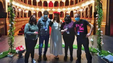 A Feroz ya representó «Santa Inés» en el teatro Sá de Miranda y este fin de semana lo hará en el Auditorio de Vila Nova de Gaia. En la foto, en Viana do Castelo, de izquierda a derecha: Inés Portela (distribuidora del espectáculo); Manolo Dourado (técnico de sonido); Inés Salvado Gontad (actriz principal); Lorena Conde (autora del texto y directora de la pieza); y Raúl Giraldo (técnico de iluminación)