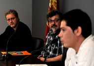 De izquierda a derecha, Manuel Rivas, Roberto Traba y Modesto Fraga ayer en Fisterra.