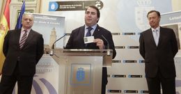 El alcalde, Carlos Negreira, entre Manuel Gmez y Miguel Gonzlez, responsables de Loteras. 