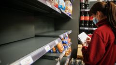  Lineales vac�os en un supermercado de Rianxo