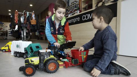 Xoel y Brais juegan en la tienda de la madre del segundo.
