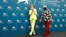 Tilda Swinton y Pedro Almod�var, posando este jueves en el festival de cine de Venecia