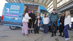 La uni�n contra la violencia machista. Las profesionales del centro de informaci�n a la mujer m�vil, junto a las trabajadoras sociales municipales y el sargento de la Guardia Civil de Abegondo, en la explanada al lado del centro de salud.
