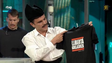 Rodrigo Cuevas muestra en La Revuelta una camiseta en apoyo a �las Seis de La Suiza�