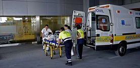 T�cnicos sanitarios en la entrada de Urgencias del Complejo Hospitalario Universitario A Coru�a. 