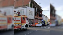 Los equipos de emergencias asisten al motorista herido en Agui�o.