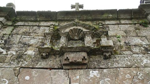 Detalle de la parte superior de la entrada del antiguo priorato de San Romao de Moreda