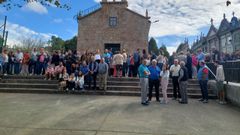Feligreses de Numide, Parada y Montaos protestan ante la iglesia de Santa Cruz de Montaos por la marcha del cura Ferm�n Santiago