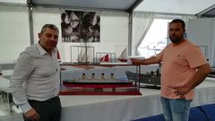 El coleccionista Juan Manuel Pe�a entreg� al n�utico de Camari�as una maqueta del Titanic