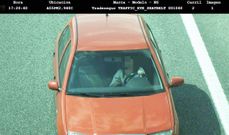 CAPTADA POR LA C�MARA. La imagen es de una conductora que fue grabada por una de las c�maras que la DGT tiene instaladas en Galicia. La mujer va usando el m�vil mientras conduce por la A-55
