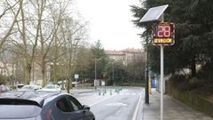 En una imagen de archivo, el radar informativo instalado en la avenida de Castelao de Santiago