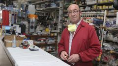 �ngel Rama, gerente de la ferreteria que lleva su nombre en Carballo