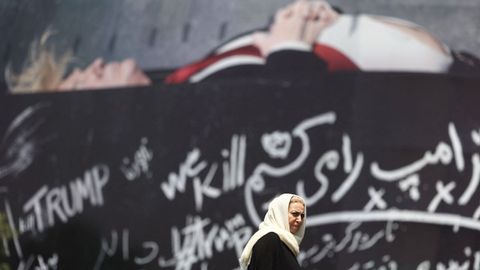 Una mujer pasa en Teher�n ante un mural alusivo a Trump