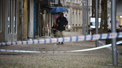 Temporal Ingrid. Calle Guti�rrez Mellado, en el centro de Pontevedra, cortada por la ca�da de una farola