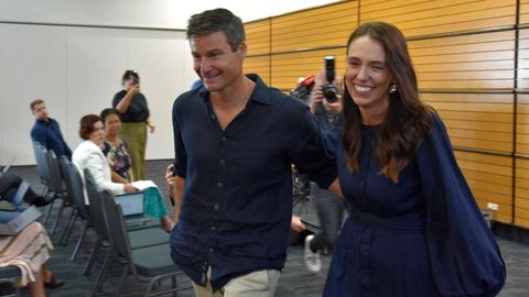 Jacinda Ardern, junto a su pareja, Clarke Gayford, en una imagen de archivo