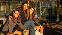 Jenny y sus mellizos, a quienes limita las pantallas y procurará no dar un móvil hasta los 16 años.