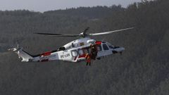 El helicóptero Pesca 2 fue avisado para rescatar a una mujer que se cayó por un barranco en Baleira