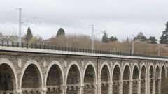 Los postes y la catenaria sobre el hist�rico viaducto de A Chanca de Lugo