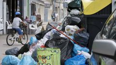 Basura acumulada en la ronda das Fontias durante la huelga de recogida de basuras del 2014.