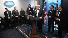 Trump, en la sala de prensa de la Casa Blanca tras cancelarse la cena de los corresponsales por el tiroteo.