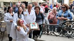 La boticaria Adriana L�pez y el resto de sus compa�eras celebran con �ngel Cardalda su jubilaci�n tras 48 a�os de profesi�n en la misma farmacia