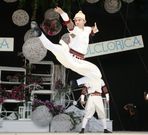 Los saltos y acrobacias del folklore oriental brillaron en el escenario de la plaza Maior.