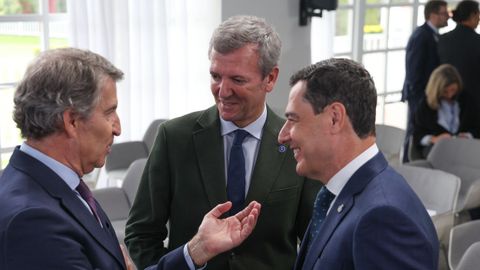 Feijoo charlando con Alfonso Rueda y Moreno Bonilla