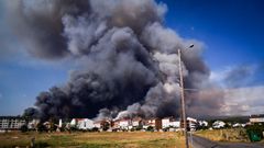 El fuego en Vern se aproxim a las viviendas y provoc una intensa humareda en la villa