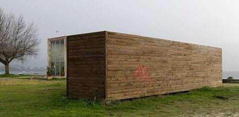 El contenedor est ubicado en la playa de Cesantes y ha originado controversia entre los vecinos de la parroquia. 