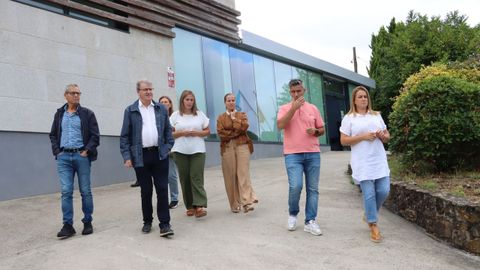 Manuel Pardo, durante la visita a la biblioteca del Concello de Cenlle.