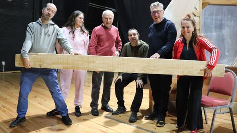 El equipo de Ibuprofeno Teatro con el alcalde y el concejal de Cultura de Catoira