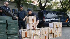 Agentes de la Polic�a Nacional donaron este mediod�a a la Parroquia de Sant F�lix de Barcelona diversos obsequios y alimentos regalados por los ciudadanos en la Jefatura de Polic�a de Barcelona, tras los disturbios acaecidos tras la sentencia del desaf�o secesionista