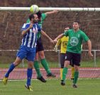 El delantero local Kilo saltando con un defensa contrario. 