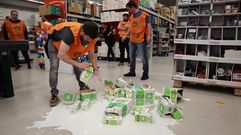 Los sindicalistas derramaron leche de briks que se�alan se venden por debajo del coste de producci�n