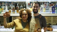 Adri�n Fern�ndez, due�o de la cocteler�a la CanCh�nChara, junto a su mujer Melani Mart�nez en el local de la calle Valle Incl�n de Ourense donde apuestan por la autenticidad.