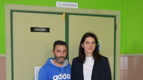 Alba Cuns y su entrenador bajo la placa con el nombre de la atleta que ahora preside el gimnasio del centro, el mismo en el que llevan años trabajando para lograr las mejores marcas triple salto. Cuenta ella que ya en el Día de la Mujer se llevó a cabo en su instituto una exposición de sus dorsales y medallas y allí le comentaron la idea de la placa, pero no pensó que se llegaría a materializar y este nuevo reconocimiento le ha echo una enorme ilusión.